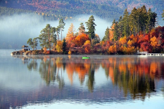 Der Herbst ist im Hochschwarzwald &#82...om Schluchsee &#8211; besonders schn.  | Foto: Gerhard Albicker (Adobe Stock)