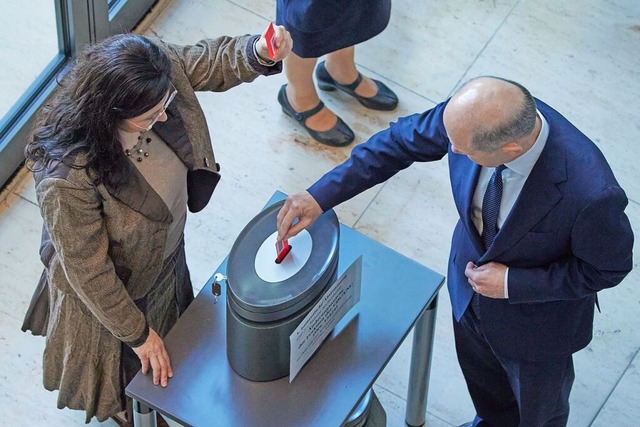 Bundeskanzler Olaf Scholz (SPD) gibt  seine Stimme zum Sicherheitspaket ab.  | Foto: Jrg Carstensen (dpa)