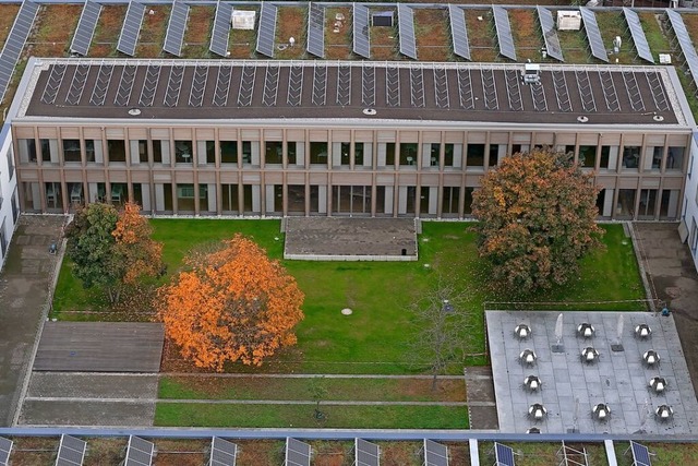 Der Holzbau liegt an der stlichen Inn...n Landkreis rund sechs Millionen Euro.  | Foto: Dion Christmann