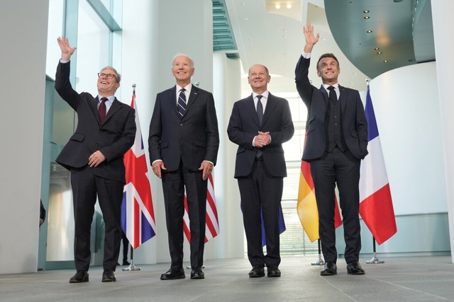 Der britische Premierminister Keir Sta... Macron am heutigen Freitag in Berlin.  | Foto: Michael Kappeler (dpa)