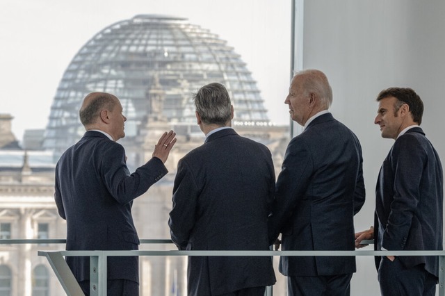 Olaf Scholz spricht mit dem britischen...zsischen Prsidenten Emmanuel Macron.  | Foto: John Macdougall (dpa)