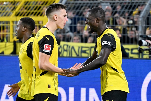 Serhou Guirassy (r) bescherte dem BVB mit seinem Tor einen knappen Sieg.  | Foto: Bernd Thissen/dpa