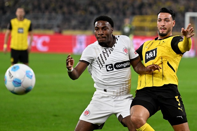 Sorgte f&uuml;r die 1:0-F&uuml;hrung des BVB: Rami Bensebaini (r.).  | Foto: Bernd Thissen/dpa