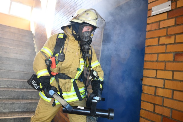 Sie werden mehr, sind bei der Feuerweh...in der Unterzahl: Frauen. (Archivbild)  | Foto: picture alliance / dpa