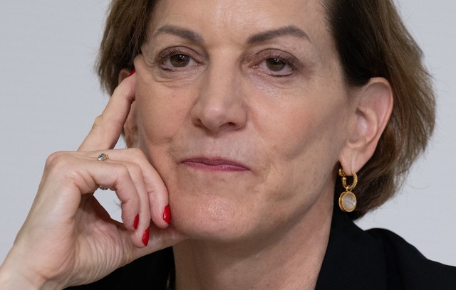 Anne Applebaum wird am Sonntag mit dem Friedenspreis ausgezeichnet.  | Foto: Boris Roessler/dpa