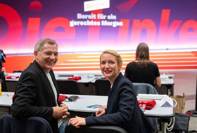 Streben an die Spitze der Linken: Ines Schwerdtner und Jan van Aken.  | Foto: Hendrik Schmidt/dpa