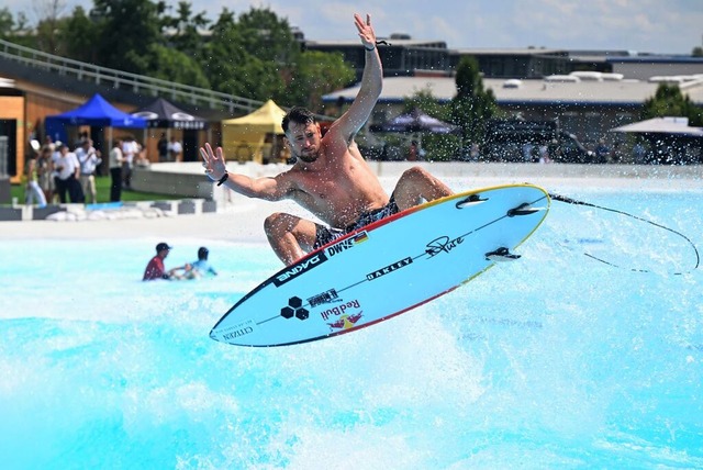 Der deutsche Surf-Profi Leon Glatzer s... des  Surfparks bei Mnchen im August.  | Foto: Felix Hrhager (dpa)