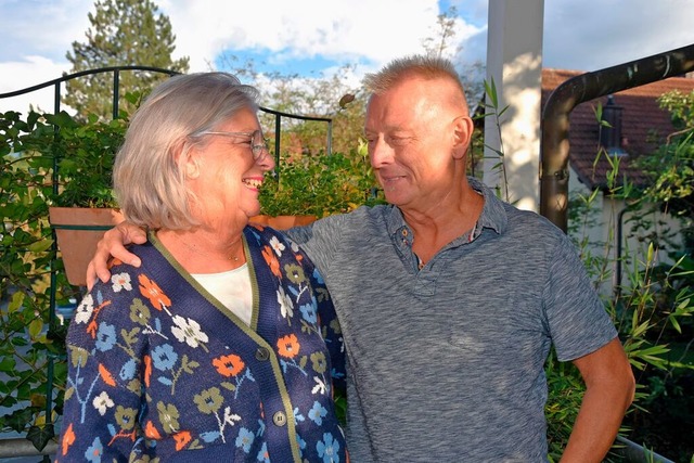 Claudia und Frank Krumbholz in ihrem Garten  | Foto: Andrea Steinhart