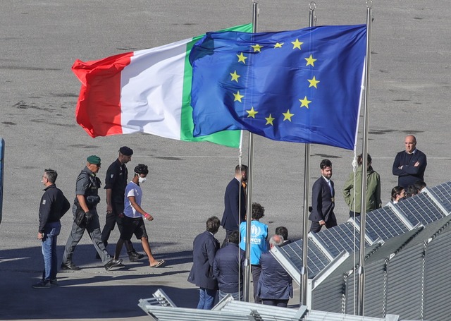 In Albanien durchlaufen die Migranten ...sylverfahren nach italienischem Recht.  | Foto: Armando Babani/ZUMA Press Wire/dpa