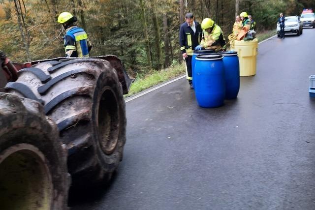 Feuerwehr Emmendingen birgt im Tennenbacher Tal zehn Fsser mit giftigen Chemikalien