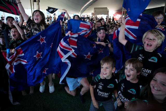 Jubel f&uuml;r Neuseeland: Erstmals ge...am dreimal den America's Cup in Folge.  | Foto: Emilio Morenatti/AP/dpa