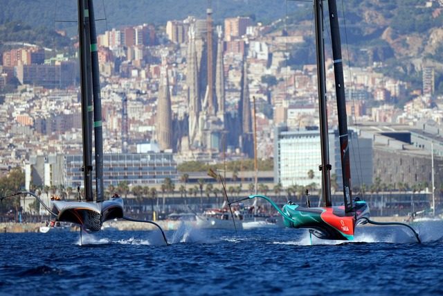 Neuseelands Segler (r) haben erneut den America's Cup gewonnen.  | Foto: Bernat Armangue/AP/dpa