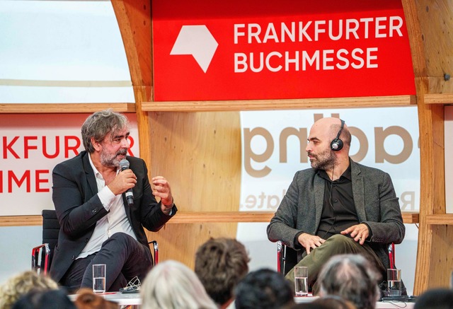 Deniz Y&uuml;cel und Roberto Saviano s...ber "Schreiben in illiberalen Zeiten".  | Foto: Andreas Arnold/dpa