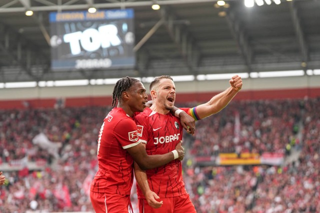 Junior Adamu und Christian Gnter jubeln nach dem 3:0.  | Foto: IMAGO/Arne Amberg