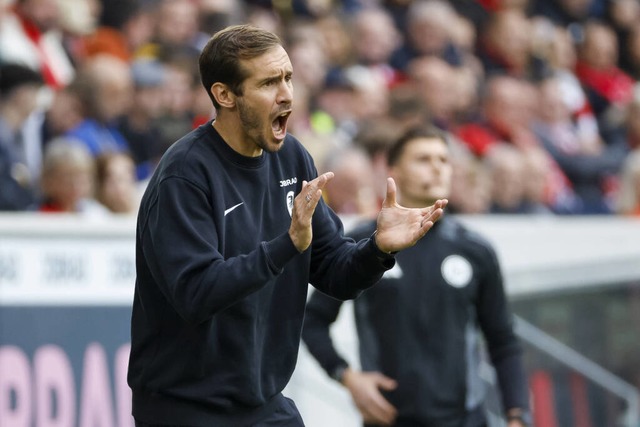 Coach Julian Schuster feuert am Spielfeldrand seine Mannschaft an.  | Foto: IMAGO/Grant Hubbs