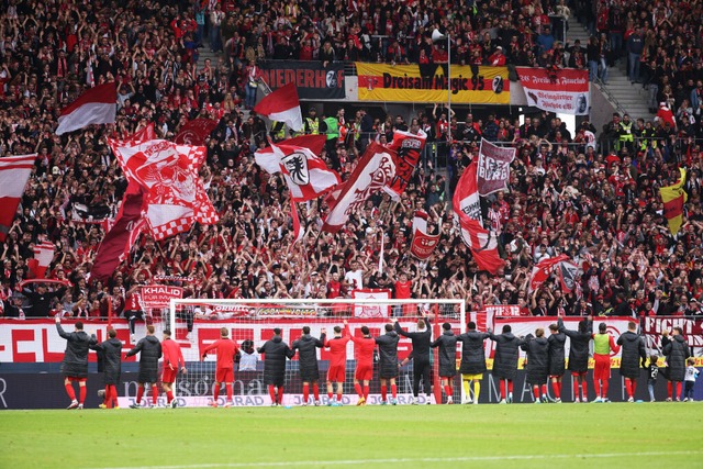 Voller Support durch die Fans.  | Foto: Philipp von Ditfurth (dpa)