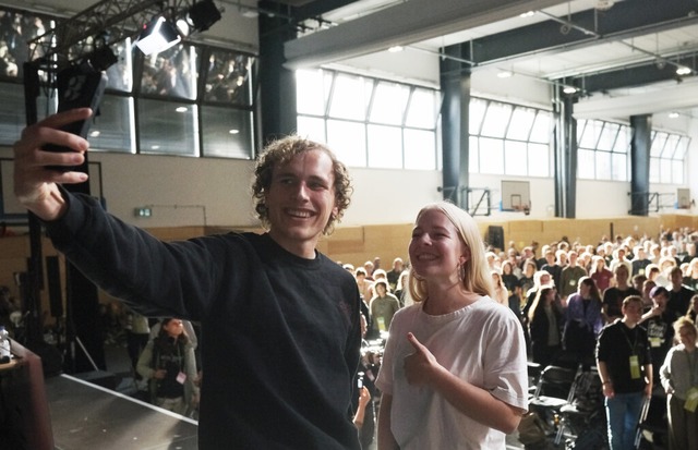 Ein Selfie nach der Wahl: Jakob Blasel...ind die neue Spitze der Grnen Jugend.  | Foto: Sebastian Willnow (dpa)