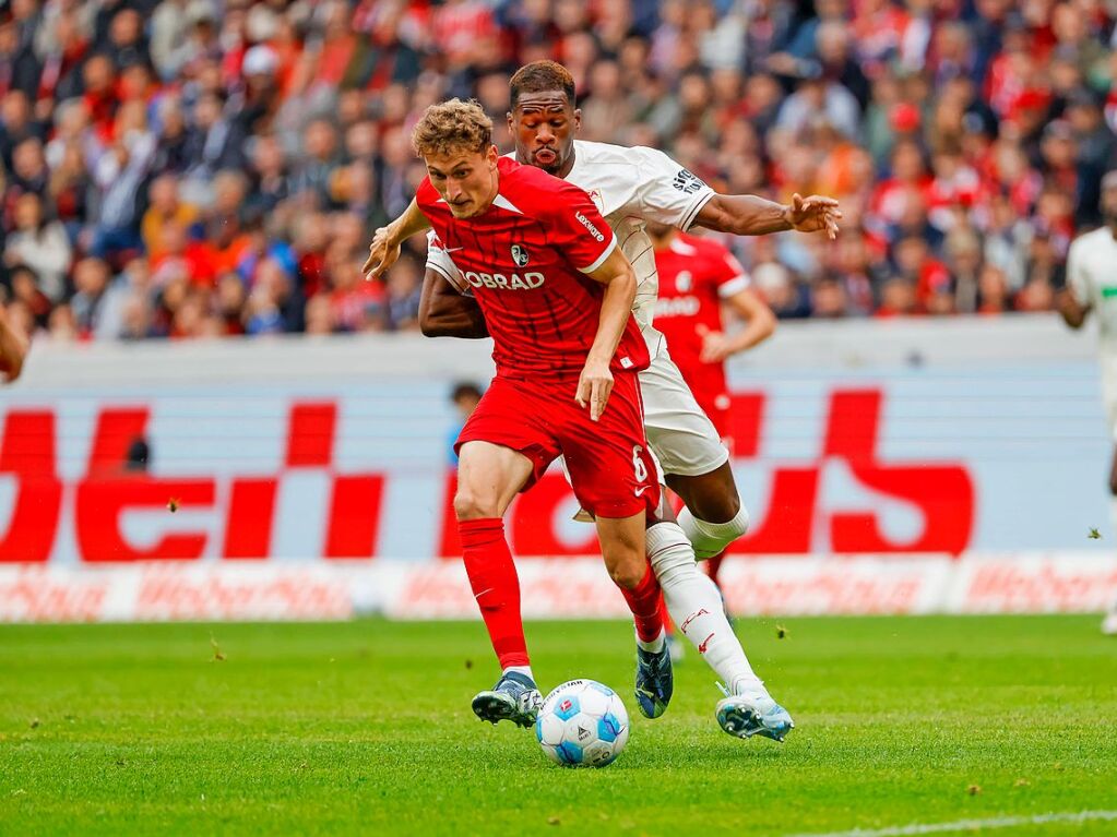 SC-Spieler Patrick Osterhage und Samuel Essende vom FC Augsburg im Zweikampf.