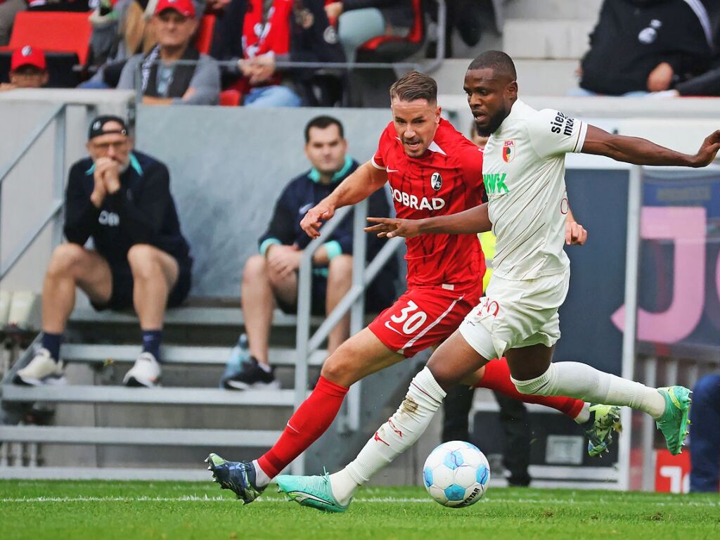 Christian Gnter  und Augsburgs Ogochukwu Frank Onyeka im Laufduell.