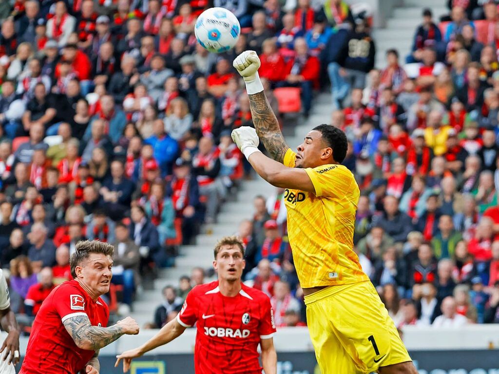 SC-Keeper Noah Atubolu faustet den Ball weg.