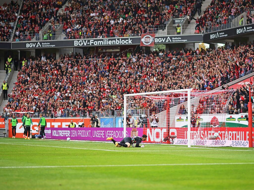 Augsburgs Torwart Nedilijko Labrovic kann das Tor zum 1:0 gespielt von Freiburgs Grifo nicht verhindern.