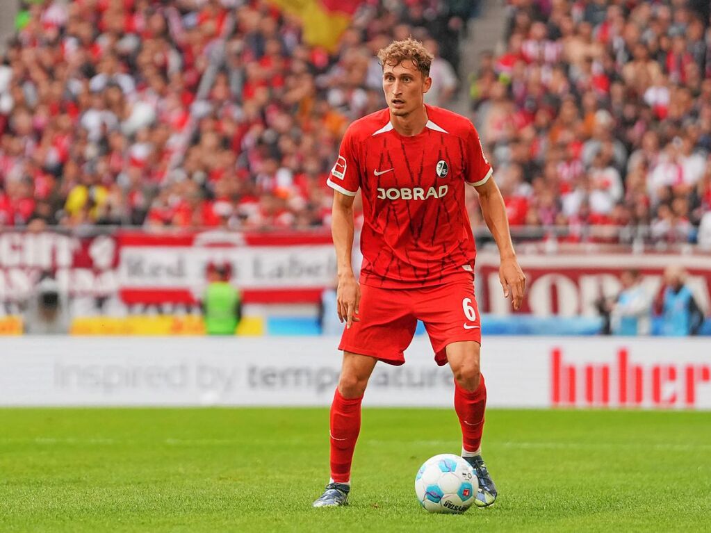 Patrick Osterhage vom SC Freiburg mit der Nummerm 06 am Ball.