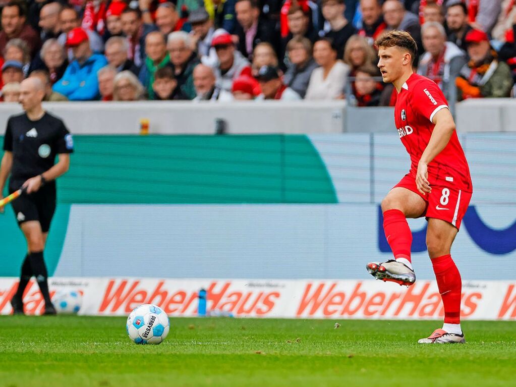 Maximilian Eggestein vom SC Freiburg passt den Ball.