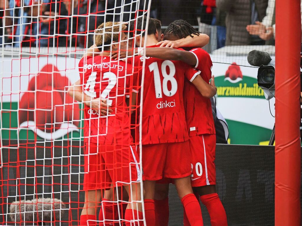 Die Freiburger Spieler bejubeln Vincenzo Grifo fr sein 1:0.