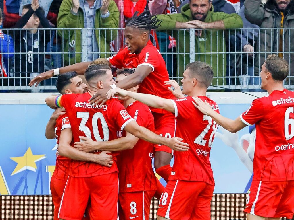 Jubel beim SC Freiburg ber das 2:0.