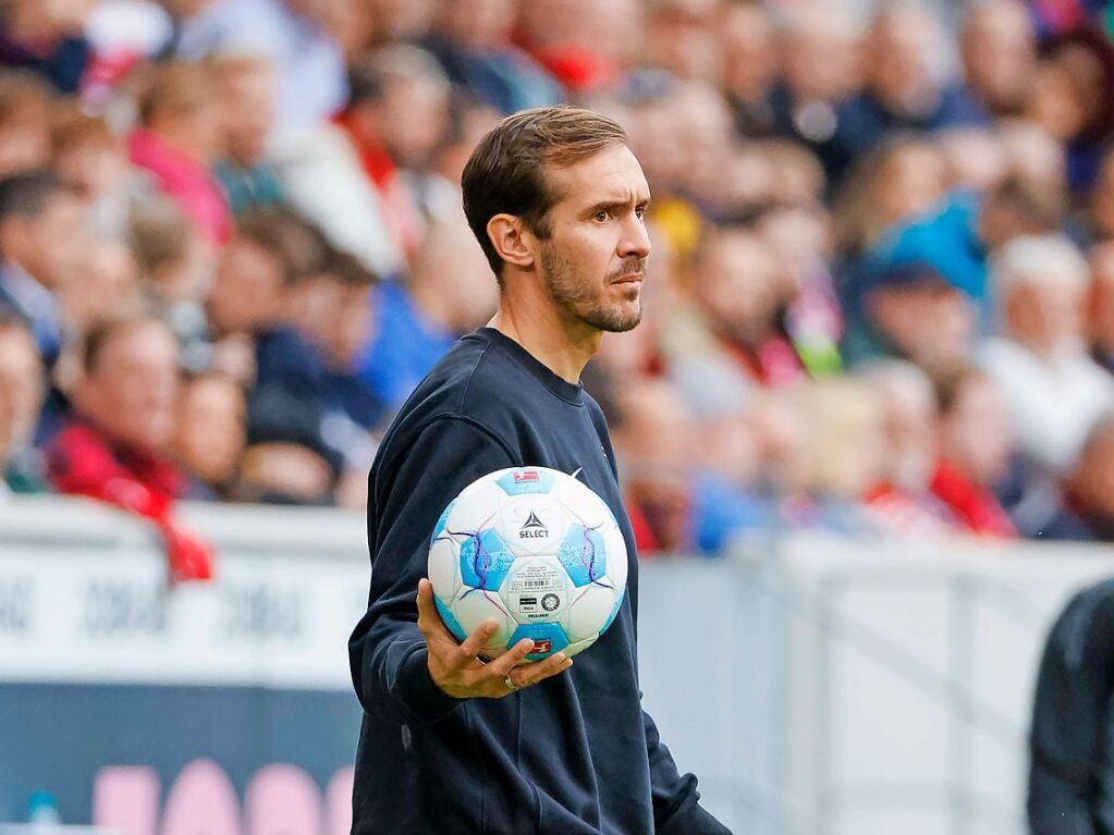 SC-Trainer Julian Schuster beim Spiel gegen den FC Augsburg.