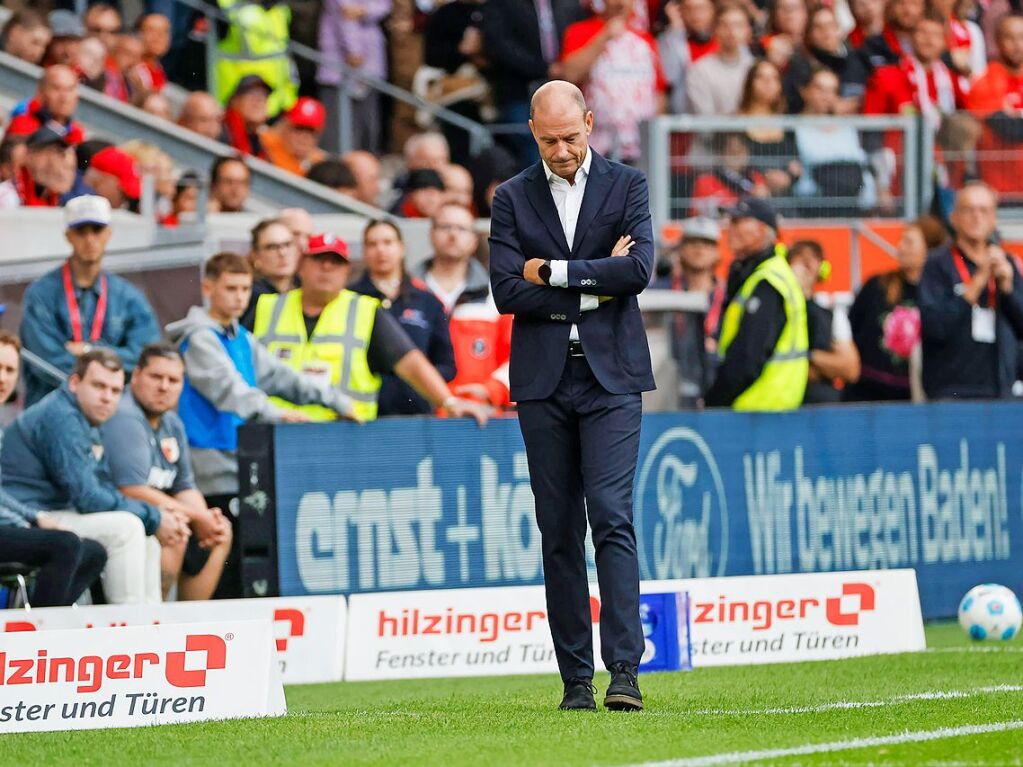 Augsburger Trainer Jess Thorup beim Spiel gegen der SC Freiburg.