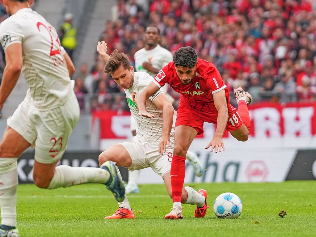 Elvis Rexhbecaj vom FC Augsburg im Zweikampf mit Eren Sami Dinkci vom SC Freiburg.