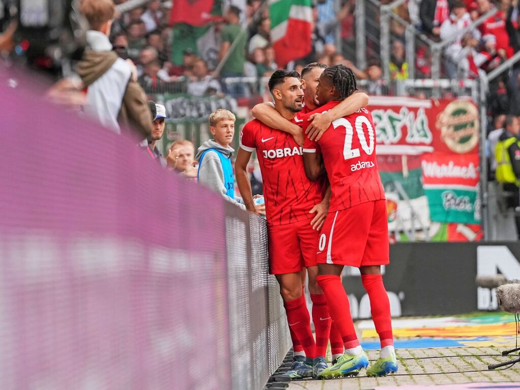 Vincenzo Grifo und Junior Adamu vom SC Freiburg jubeln ber das Tor.