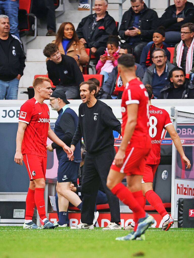 Freiburgs Cheftrainer Julian Schuster spricht mit seinen Spielern.