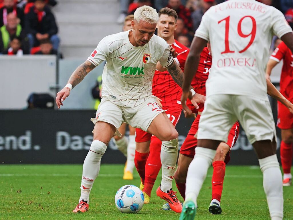 Augsburgs Philip Tietz kurz vor seinem Tor zum 3:1 fr Augsburg.