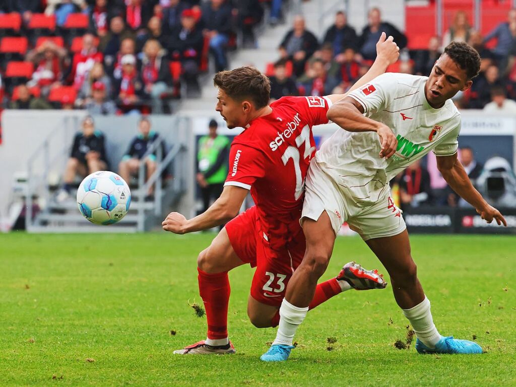 Augsburgs Henri Koudossou und Freiburgs Vincenzo Grifo im Zweikampf.