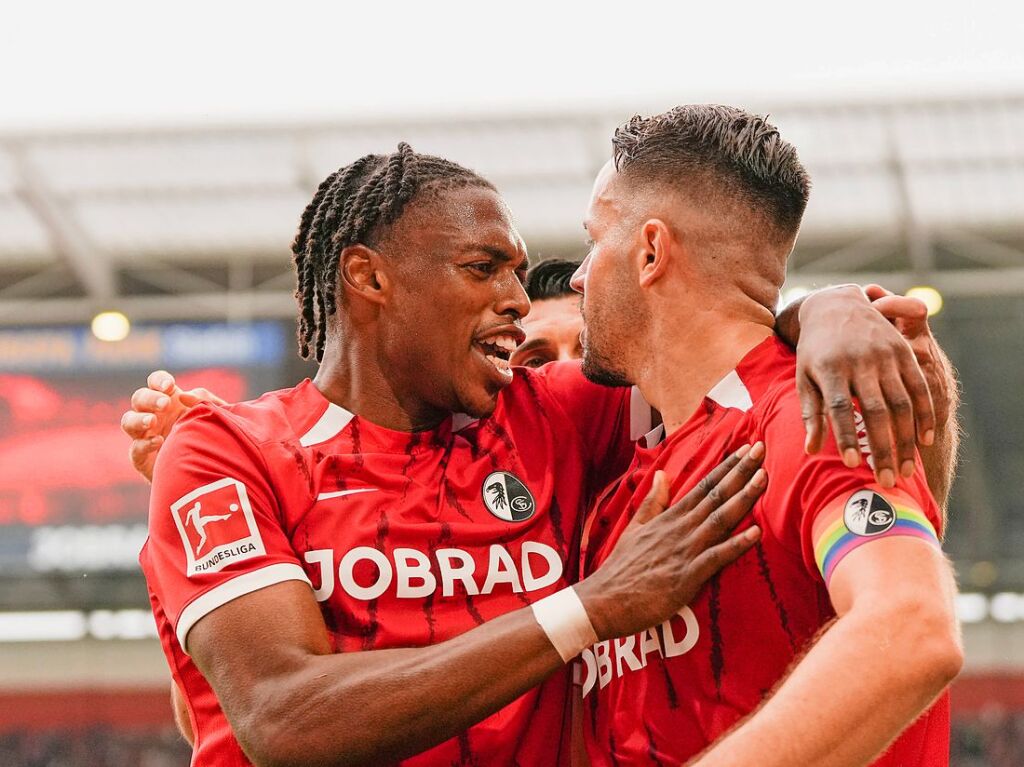 Glcklicher Torjubel beim SC Freiburg.