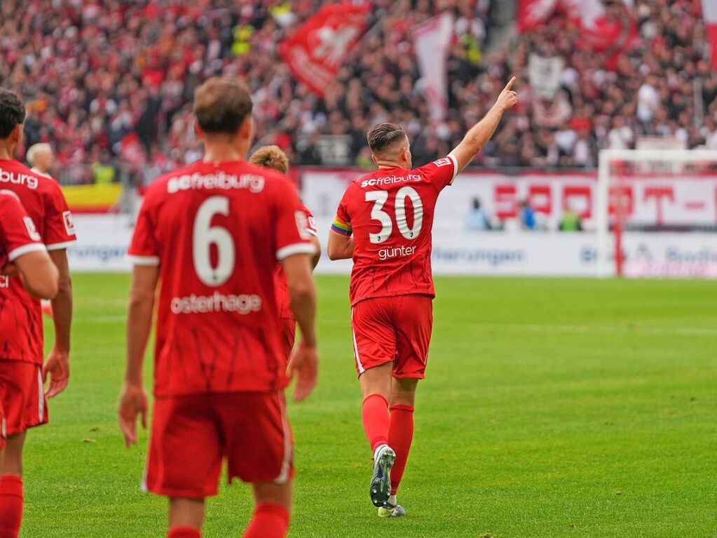 Gnter Christian vom SC Freiburg jubelt nach seinem Tor.