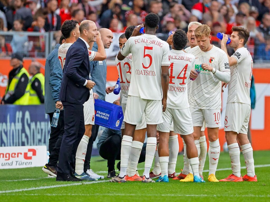 Jess Thorup, FC Augsburg Trainer und seine Spieler bei der Trinkpause.