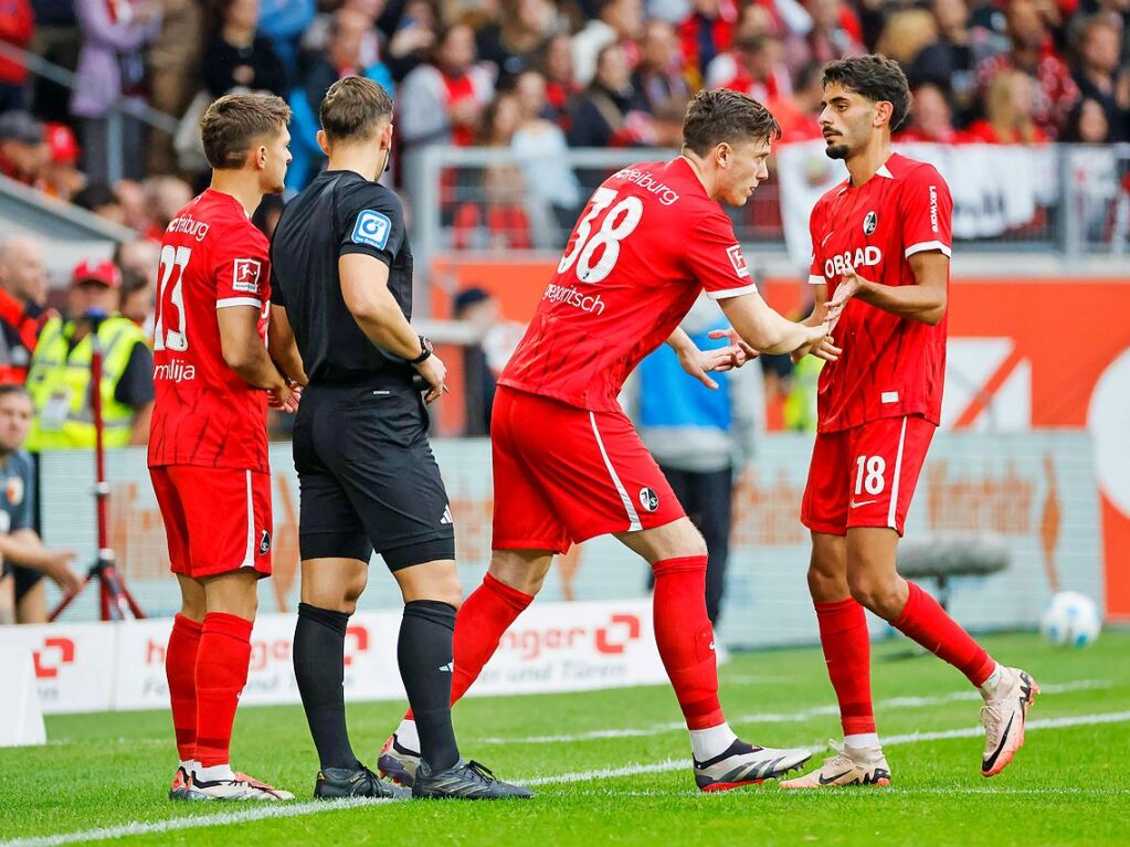 Michael Gregoritsch vom SC Freiburg wird eingewechselt. Eren Sami Dinkci geht vom Platz.