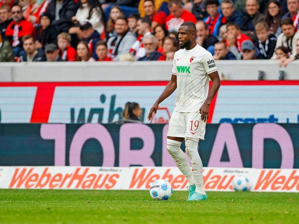 Frank Onyeka vom FC Augsburg am Ball.