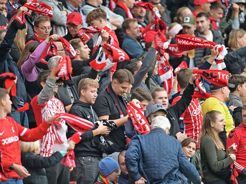 Bei den Fans auf der Tribne herrscht gute Stimmung.