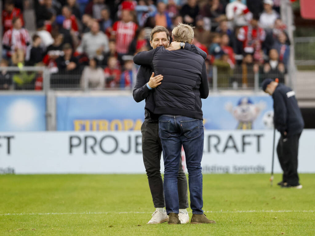 Klemens Hartenbach Sportdirektor vom SC und Jochen Saier  SC-Vorstand nach dem Spiel gegen Augsburg.