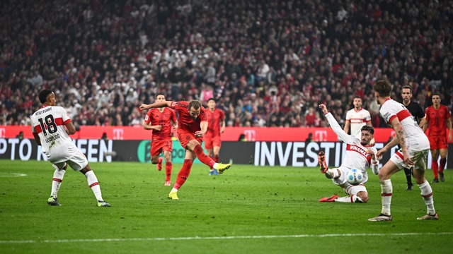 Harry Kane (M) schie&szlig;t Bayern M&uuml;nchen zum Sieg.  | Foto: Tom Weller/dpa