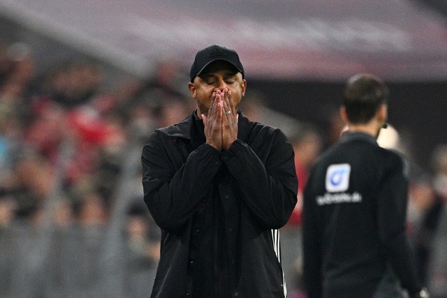 Bayern-Coach Vincent Kompany darf sich...de &uuml;ber einen klaren Sieg freuen.  | Foto: Tom Weller/dpa