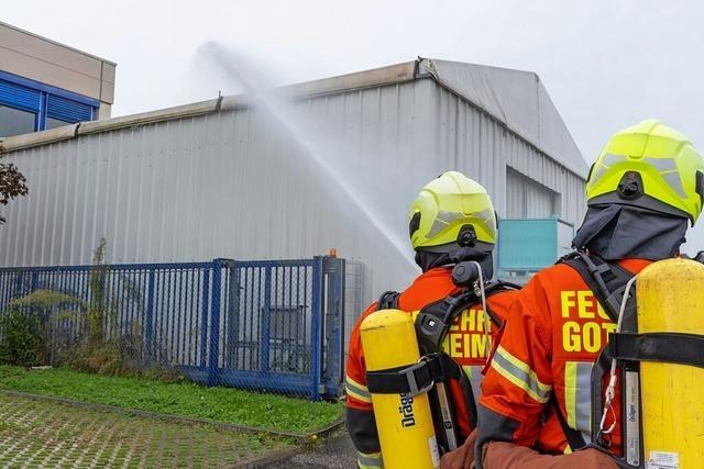 Feuerwehren stellen in Btzingen Zusammenarbeit bei bung unter Beweis