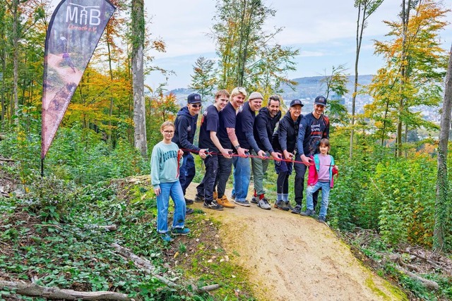 MTB-Trail auf dem Hnerberg eingeweiht...inem Sprunghgel das symbolische Band.  | Foto: Alexandra Gnzschel