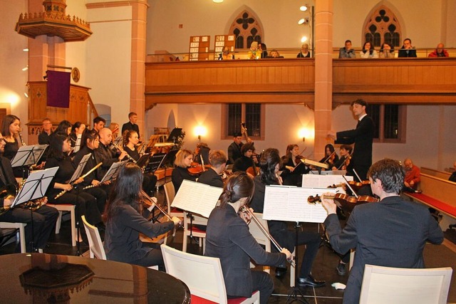 Thorsten Meier dirigiert das studentis...von Mozart, Mendelssohn und Beethoven.  | Foto: Eva Buchholz