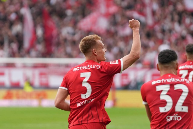 Philipp Lienhart bejubelt sein Kopfball-Tor gegen den FC Augsburg.  | Foto: IMAGO/Arne Amberg