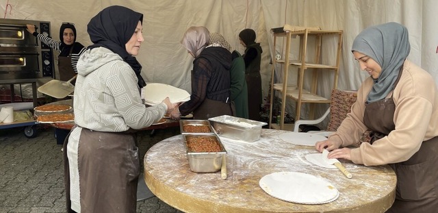 Auch frisch zubereitetes Lahmacun gehrt zum Angebot  bei einer  Kermes.  | Foto: Chantal Zoelly